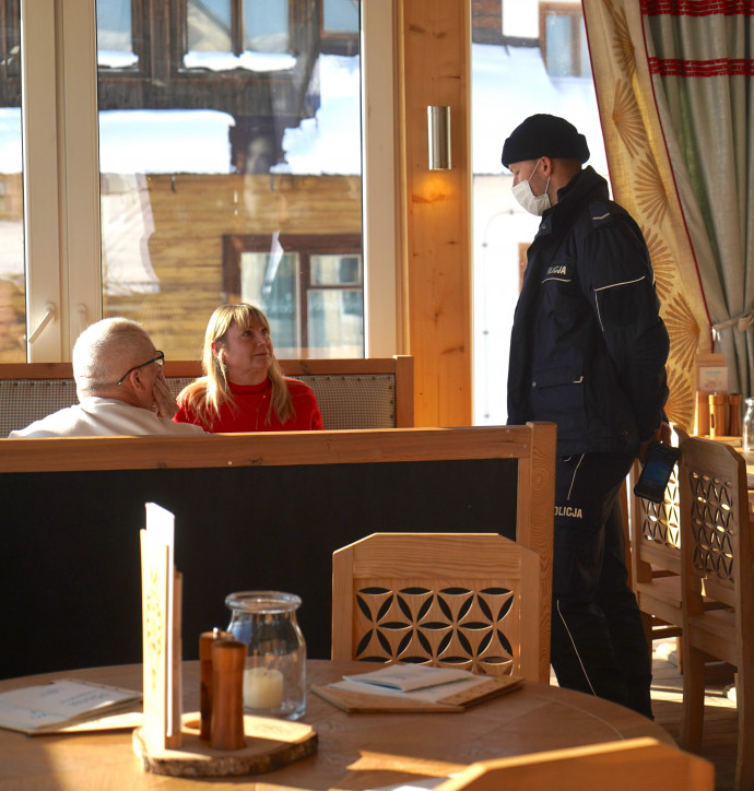 Lengyelországban akár 20 ezer vendéglátóhely nyithatott ki a tilalom ellenére