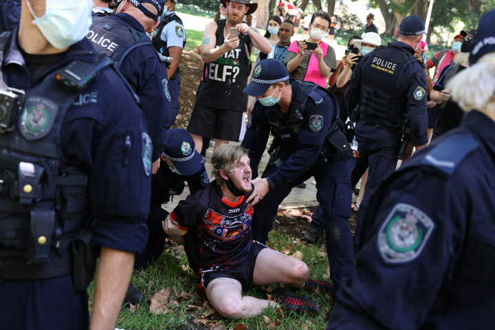 Őrizetbe vesznek egy tüntetőt Sydney-ben – Fotó: Loren Elliott / Reuters