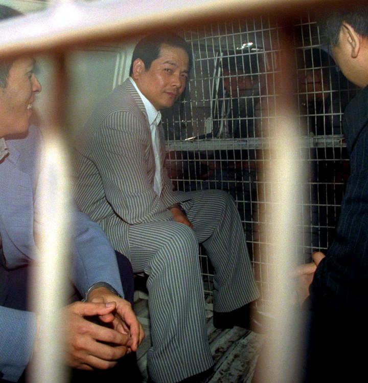 A Hármas Testvér köréhez tartozó Wan Kuok-koi, azaz Törött Fog egy rendőrautóban a makaói legfelsőbb bíróság épülete előtt 1999-ben, miután 15 évre elítélték a 14K maffiaszervezet portugál ágának vezetéséért – Fotó: APPLE DAILY / AFP