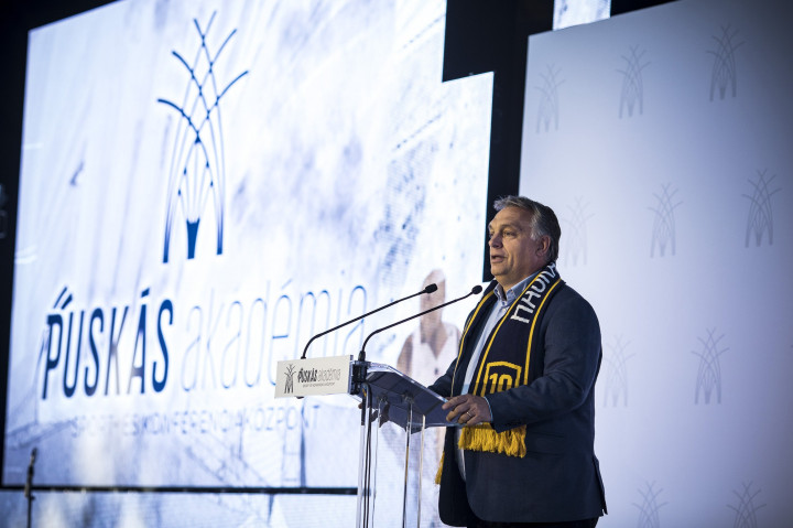 Orbán Viktor miniszterelnök beszédet mond a Puskás Akadémia Sport- és Konferenciaközpont átadó ünnepségén Felcsúton 2018. október 13-án – Fotó: MTI/kormany.hu
