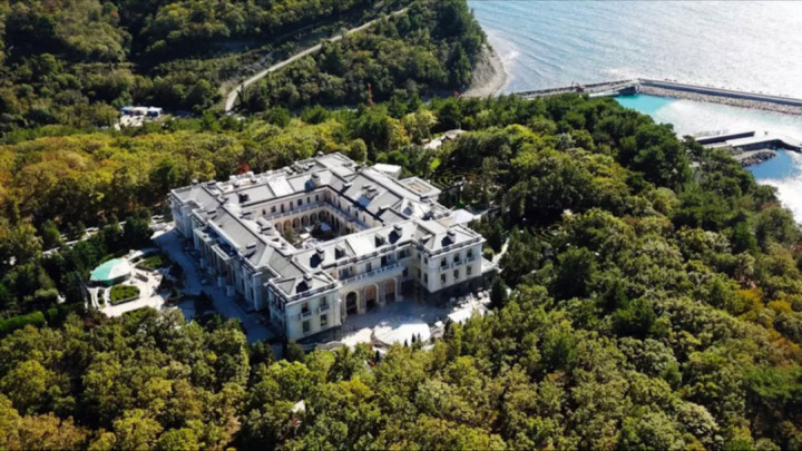 Gelendzsik polgármestere megígérte, hogy utánanéz, mi is épült itt – Fotó: palace.navalny.com