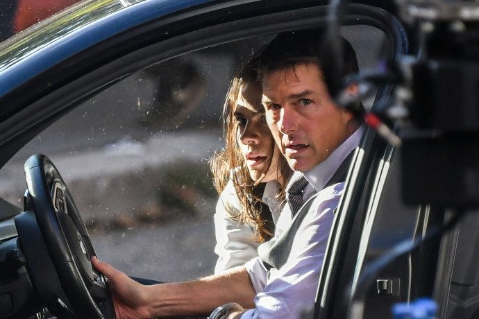 Hayley Atwell és Tom Cruise a Mission Impossible hetedik részének forgatásán Rómában, 2020 októberében – Fotó: Alberto Pizzoli / AFP