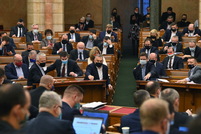 A magyarok fele többet vagy nehezebbet is dolgozna, hogy megtarthassa a munkáját