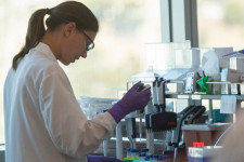 Miért hasalt el a világ egyik legnagyobb gyógyszercége az oltásfejlesztésen?