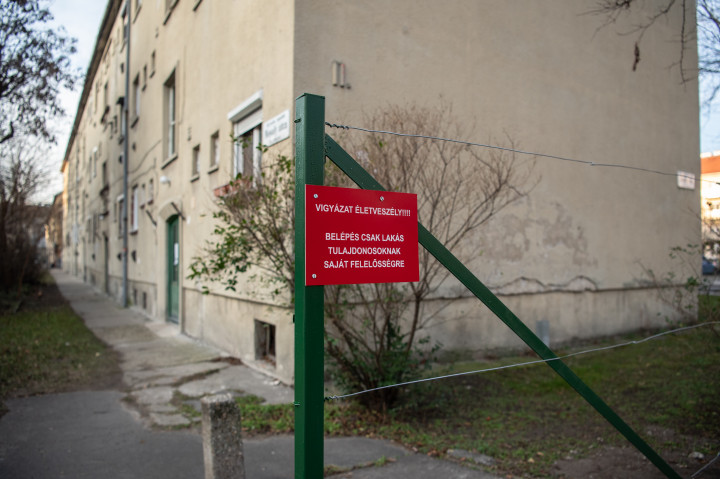 Körbekerítették a házat, kint a figyelmeztető tábla – Fotó: Bődey János / Telex