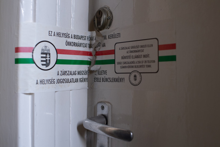 A kormányhivatal zárszalagja az egyik lakás ajtaján – Fotó: Bődey János / Telex