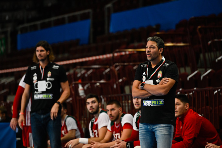 Nagy László és Chema Rodriguez segítik a kapitány, Gulyás István munkáját – Fotó: MTI/Vasvári Tamás