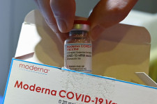 Húsz év börtönt is kaphat a koronavírus-vakcinákat tönkretevő amerikai gyógyszerész