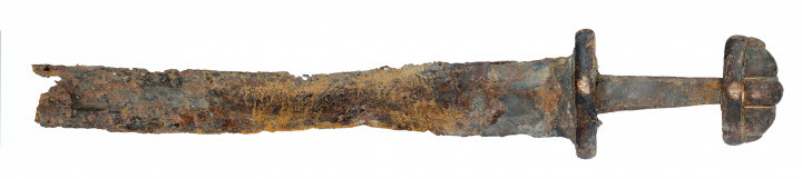 Az összeillesztett, Karoling-korból származó kard a Mura árteréből. Fotó: Thúry György Múzeum