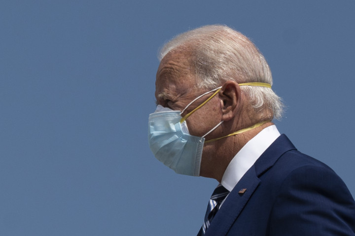 Joe Biden két maszkot visel, amikor 2020. október 13-án megérkezik a floridai Fort Lauderdale-be – Fotó: JIM WATSON / AFP