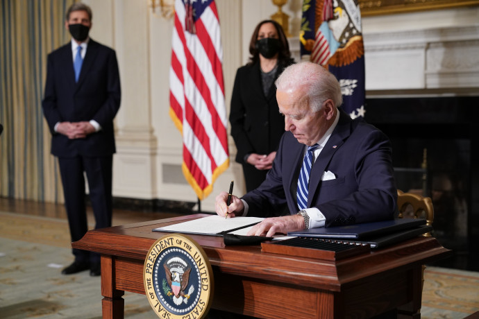 Biden elektromos autókra cserélné a kormányzati járműveket