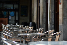 A vendéglátás egyik részét magára hagyta a kormány, a másik részének nem utalja a megígért támogatást