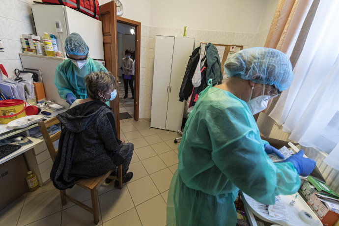 Egy vidéki kórház dolgózóját oltják be 2021. január 28-án – Fotó: Szigetváry Zsolt / MTI