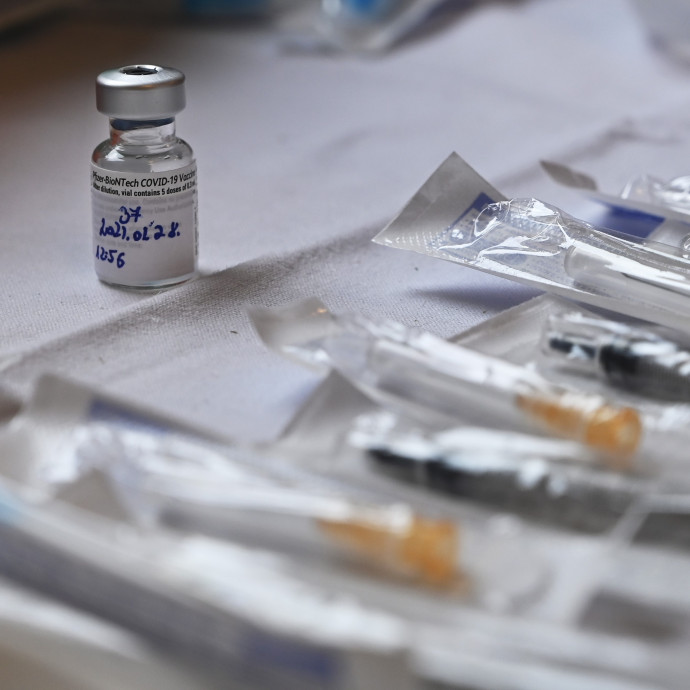 A magyar politika oltásügyben is a szemünk előtt darálja be a szakmát