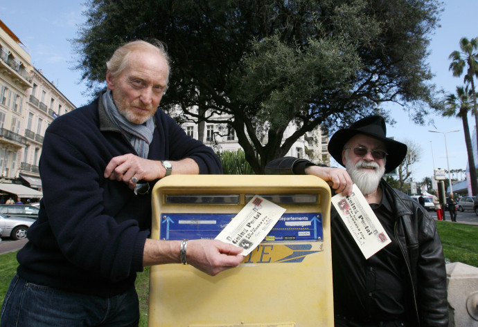 Sir Terry Pratchett és Charles Dance a Postamester promófotózásán 2010-ben – Fotó: Stephane Danna / AFP