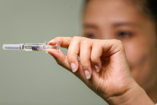 Az ellenzék a kínai vakcinának vizsgálat nélkül utat nyitó rendelet visszavonását követeli