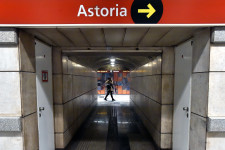 Tűzoltók mentették ki a nőt, akinek a metrókocsi és a peron közé szorult a lába az Astorián