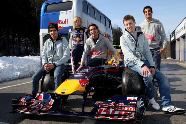 A Red Bull Junior Team versenyzői 2010-ben. Balról jobbra: Carlos Sainz, Brendon Hartley, Jean-Éric Vergne, Danyiil Kvjat és Daniel Ricciardo. Tizenegy évvel később már egyikük sem tartozik a Red Bull kötelékébe – Fotó: Red Bull Content Pool