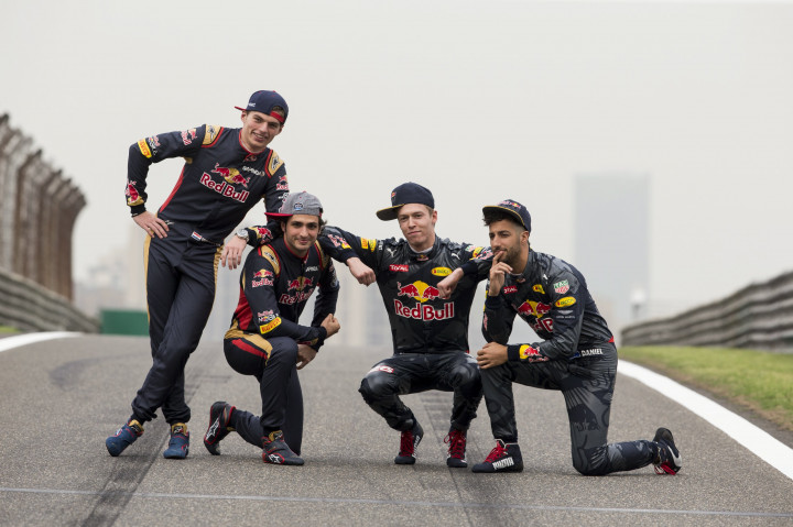 A Toro Rosso és a Red Bull versenyzői a 2016-os kínai nagydíjhétvégén. Balról jobbra: Max Verstappen, Carlos Sainz, Danyiil Kvjat és Daniel Ricciardo. A 2016-os az eddigi utolsó szezon, amit ugyanazzal a pilótafelállással kezdett meg mindkét csapat, mint az egy évvel korábbit – Fotó: Red Bull Content Pool
