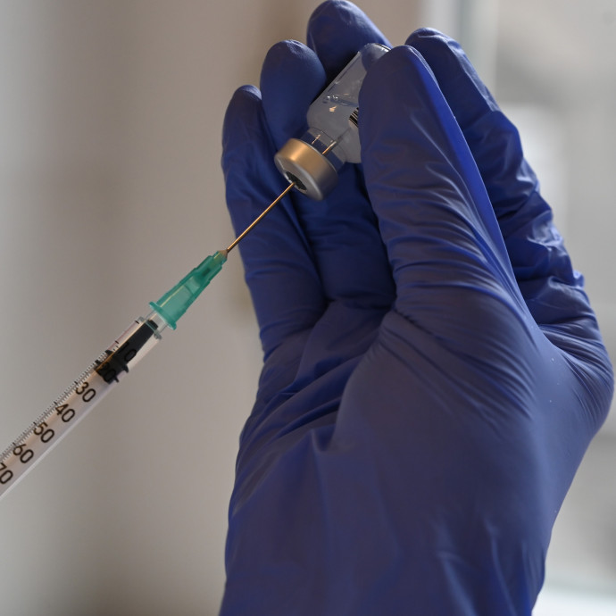 A V4-ek között a magyarok tudhatják a legkevesebbet az ország oltási tervéről