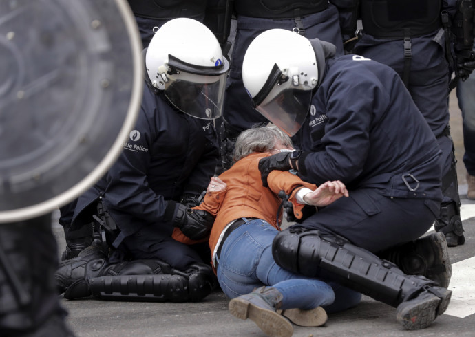Rendőrök vesznek őrizetbe egy tiltakozót a koronavírus-járvány miatt elrendelt szigorítások elleni tüntetésen Brüsszelben – Fotó: Oliver Hoslet / EPA / MTI