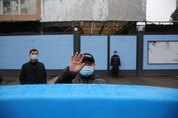 Barikádot emeltek a WHO szakembereinek látogatása alatt a piac környékén – Fotó: Koki Kataoka/AFP