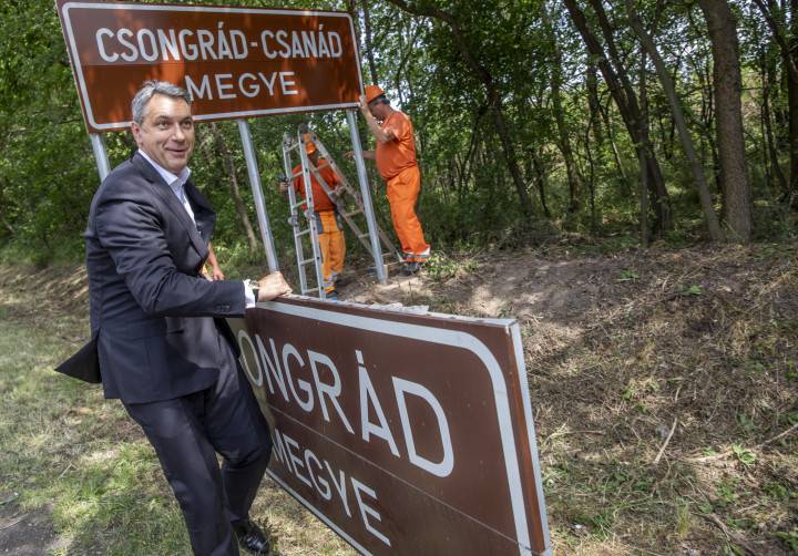 Lázár János fideszes országgyűlési képviselő segít a Magyar Közút Nonprofit Zrt. munkatársainak a Csongrád-Csanád megyét jelző tábla kihelyezésében Gátérnél 2020. június 4-én. – Fotó: Rosta Tibor / MTI