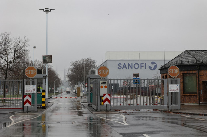A Sanofi höchsti üzemének bejárata 2021 januárjában – Fotó: Yann Schreiber / AFP