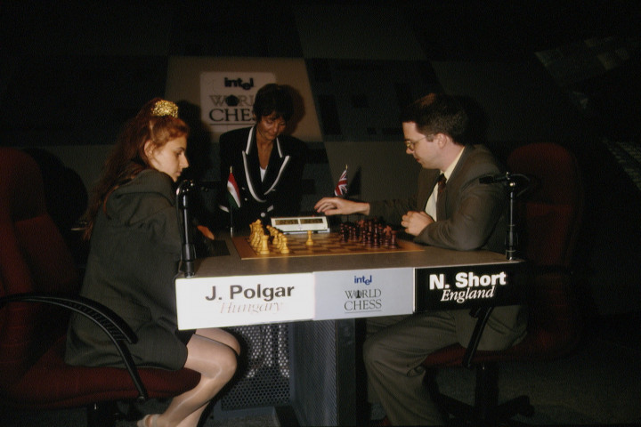 Polgár Judit Nigel Shorttal sakkozik 1994-ben – Fotó: Rick Maiman / Sygma / Getty Images