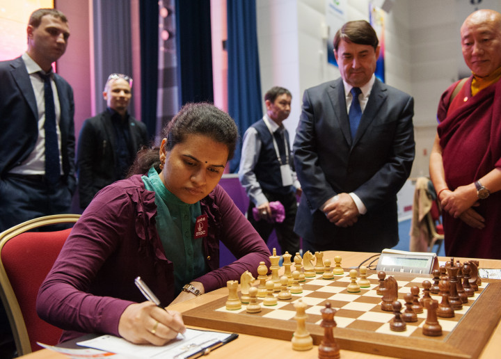 Humpy Koneru játszik a 2015-ös sakk világbajnokság első napján Szocsiban – Fotó: Nina Zotina / Sputnik / AFP
