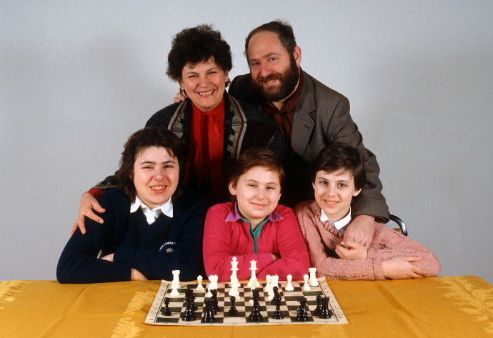 A Polgár szülők, Klára és László és a lányok, Zsófia, Judit és Zsuzsa 1992-ben – Fotó: Yvonne Hemsey / Getty Images