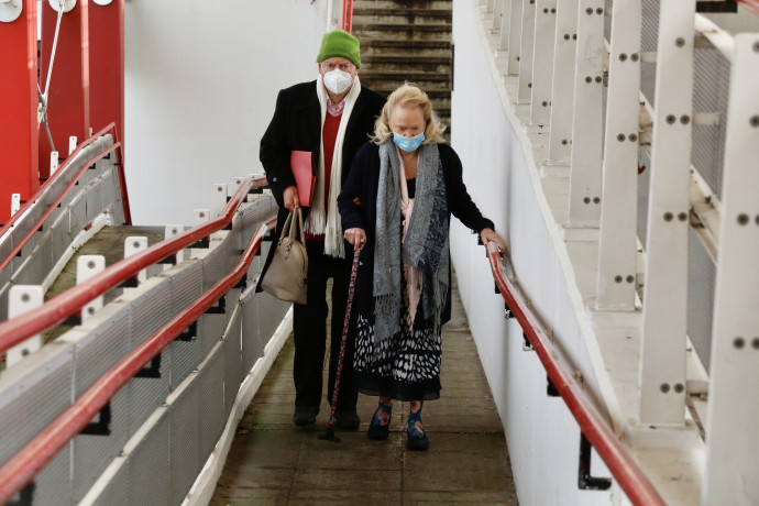 Idős pár érkezik London egy oltóközpontként működő kórházába 2021 januárjában – Fotó: Hasan Esen / Anadolu Agency / AFP