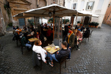 Olaszországban 300 ezer vendéglátóhely nyitott ki újra, megteltek az éttermek teraszai