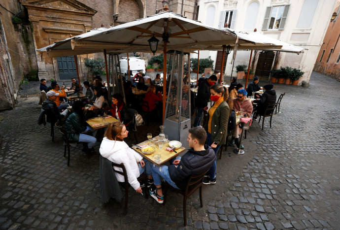 Vendégek egy római étterem teraszánFotó: Yara Nardi/Reuters