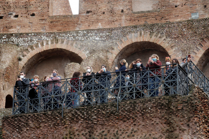 Látogatók figyelnek egy koncertet a ColosseumbanFotó: Yara Nardi/Reuters