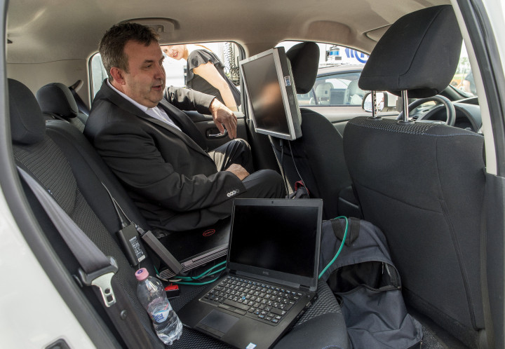 Palkovics László innovációs és technológiai miniszter egy önvezető autóban az önvezető autók tesztjén az M86-os úton 2020. június 25-én – Fotó: Krizsán Csaba / MTI
