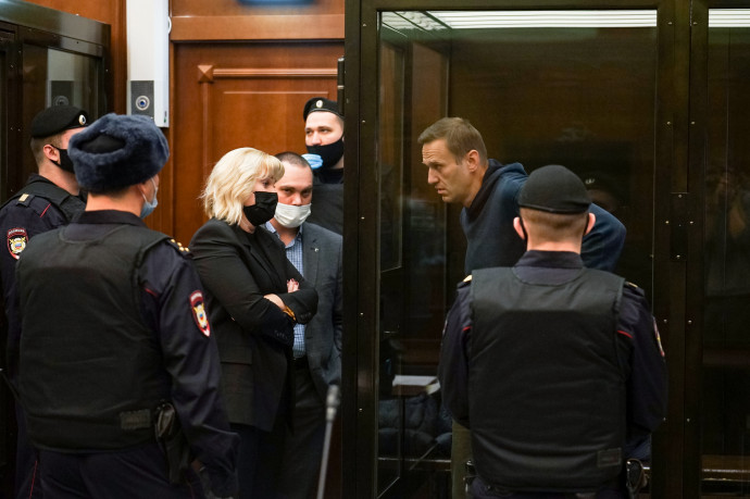 Alekszej Navalnij 2021. február 2-án a moszkvai bíróságon ügyvédeivel beszél – Fotó: Moszkvai Városi Bíróság sajtószolgálata / AFP