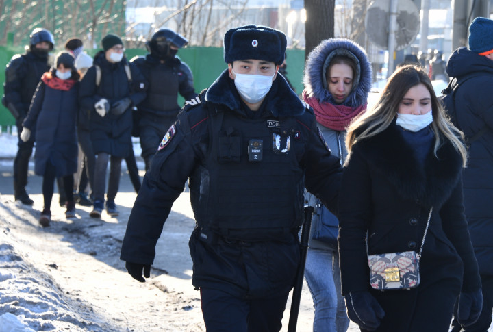 Rendőrök kísérnek őrizetbe vett embereket a Moszkvai Városi Bíróság közelében 2021. február 2-án – Fotó: Jevgenyij Bijatov / Szputnyik / AFP