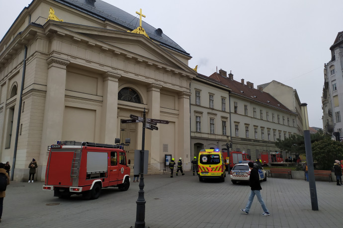 Könnyebb sérülésekkel megúszta a férfi, aki a metró alá esett a Deák térnél