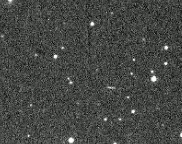 Középtájt, jobb oldalon a vízszintes csík az új kisbolygó – Forrás: CSFK