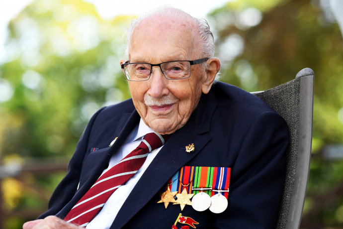 Meghalt Sir Tom Moore, a 100 éves veterán, aki tavaly 33 millió fontot gyűjtött a brit egészségügynek