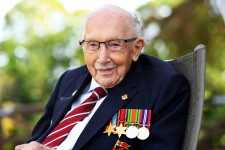 Meghalt Sir Tom Moore, a 100 éves veterán, aki tavaly 33 millió fontot gyűjtött a brit egészségügynek