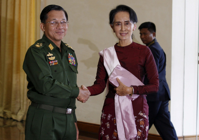 Min Aung Hlaing és Aung Szan Szú Kji kézfogása egy 2015-ös találkozó előtt – Fotó: Soe Zeya Tun / Reuters