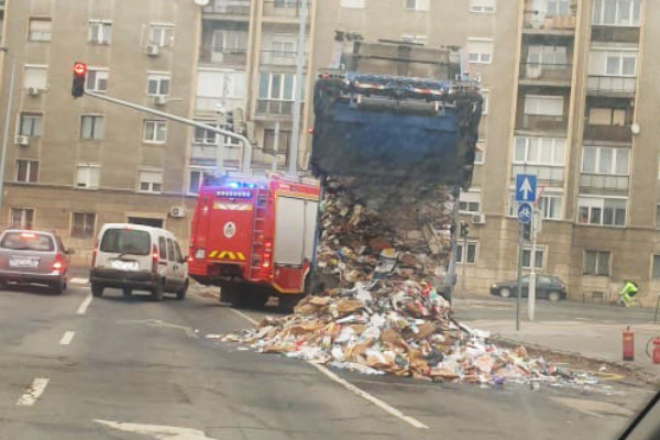 Tűz miatt kellett kiborítani fél teherautónyi szemetet az Üllői útra