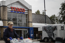 A végére ér a kivonuló Tesco üzleteinek felosztása Lengyelországban