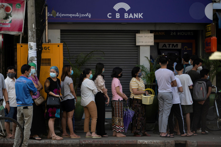 Sorbanállás egy ranguni bankfiók előtt 2021. február 1-jén – Fotó: Stringer / Reuters