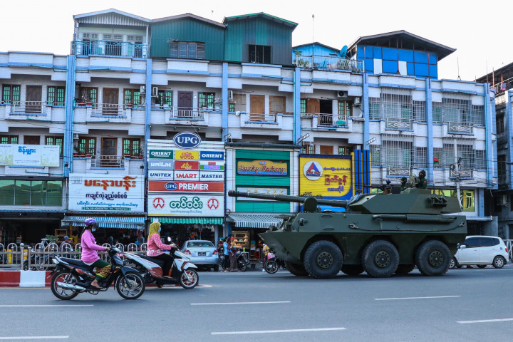 Katonai jármű az ország észki részén, Myitkyina településen 2021. február 2-án – Fotó: STR / AFP