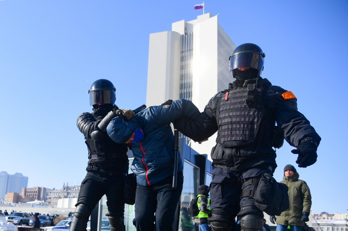 Több tüntetőt vettek őrizetbe Navalnij tárgyalása után, mint amennyi eleinte a hírekben szerepelt, a rendőrök sokkolót is használtak