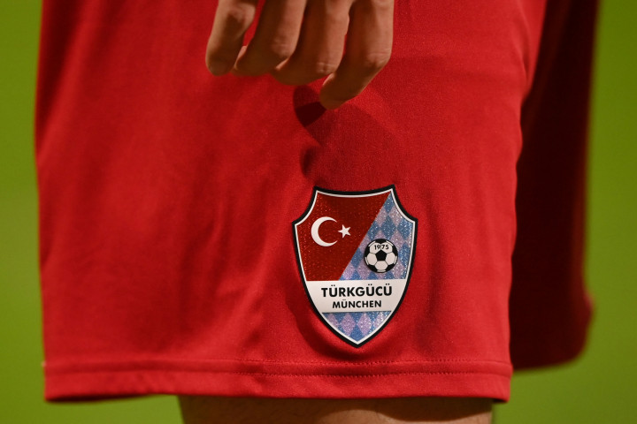 A csapat címere az egyik játékos mezén egy meccsen 2021. január 22-én – Fotó: Sebastian Widmann / Getty Images