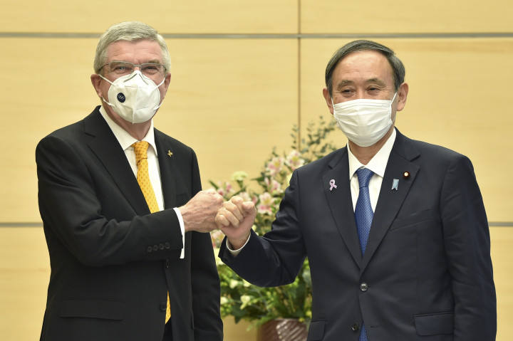 Thomas Bach és Szuga Josihide 2020 novemberében Tokióban – Fotó: Kazuhiro Nogi / Pool / AFP